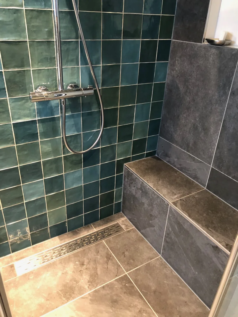 Sfeervol groen en stucwerk badkamer – mozaïek – visgraat stijl – Wageningen (foto 14)