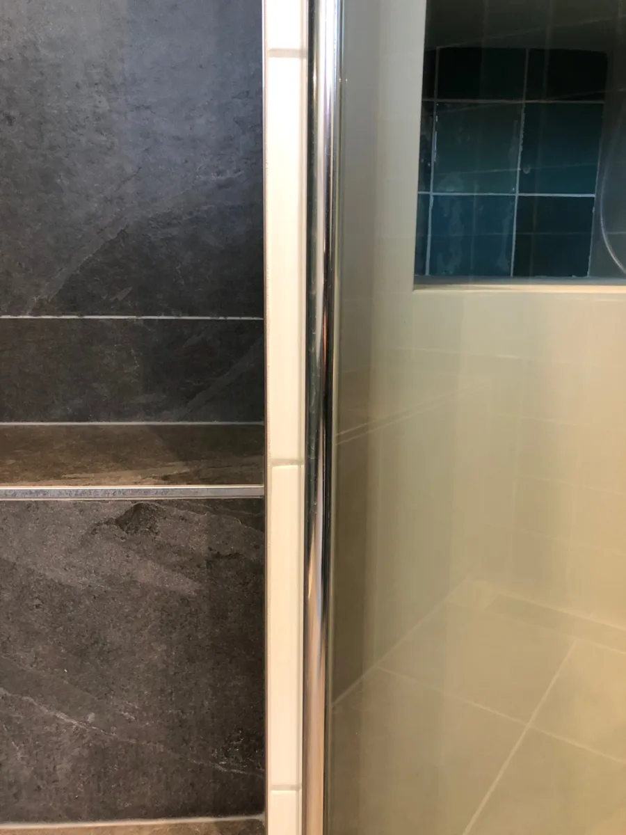 Sfeervol groen en stucwerk badkamer – mozaïek – visgraat stijl – Wageningen (foto 15)
