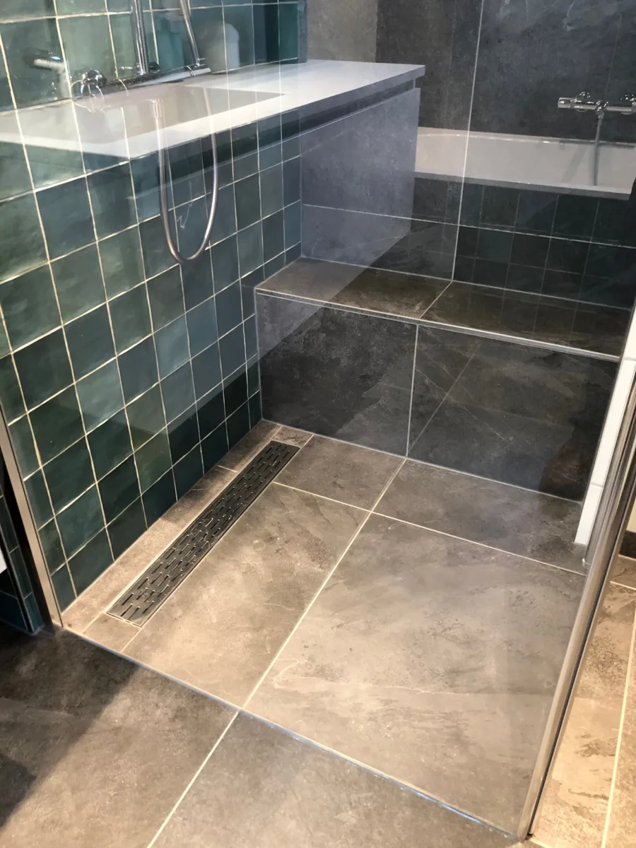 Sfeervol groen en stucwerk badkamer – mozaïek – visgraat stijl – Wageningen (foto 16)