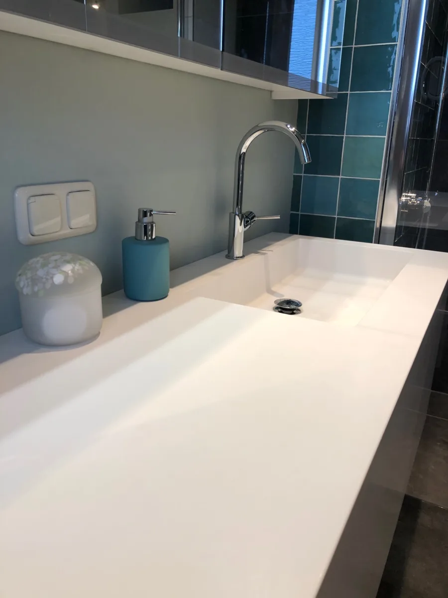 Sfeervol groen en stucwerk badkamer – mozaïek – visgraat stijl – Wageningen (foto 17)