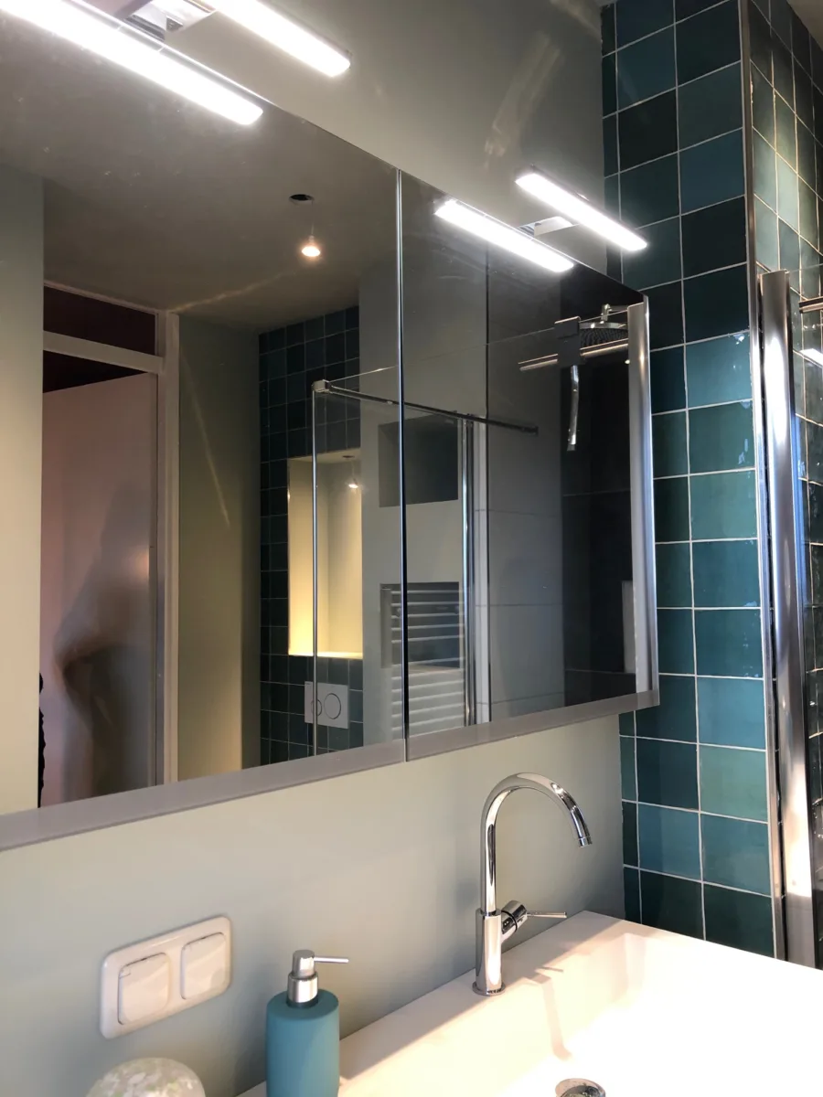 Sfeervol groen en stucwerk badkamer – mozaïek – visgraat stijl – Wageningen (foto 18)