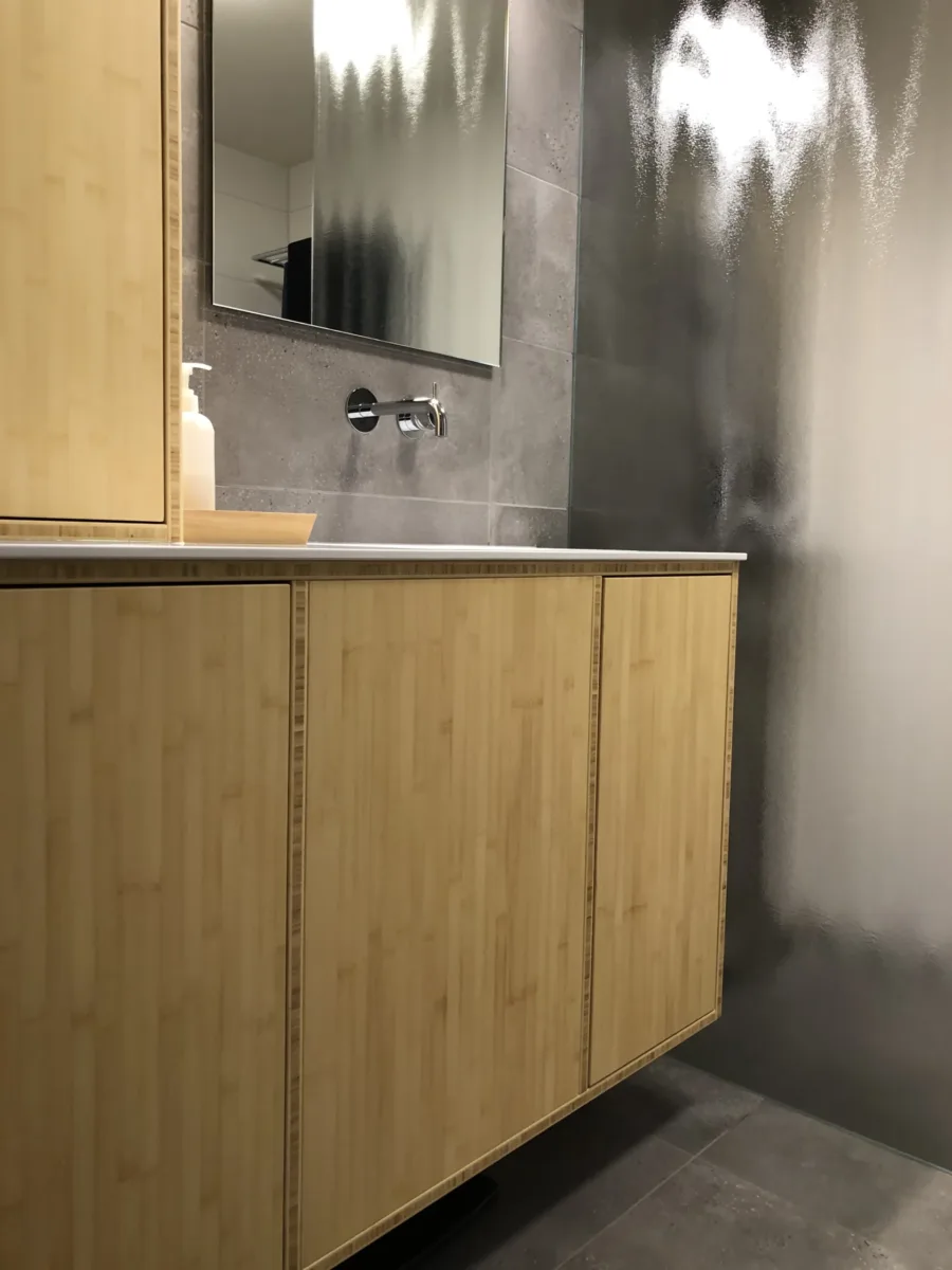 Badkamer met bamboe houten maatwerk meubel – modern stijl – Veenendaal (foto 6)