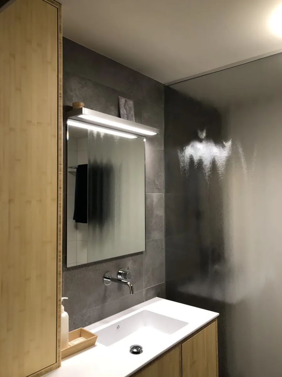 Badkamer met bamboe houten maatwerk meubel – modern stijl – Veenendaal (foto 5)