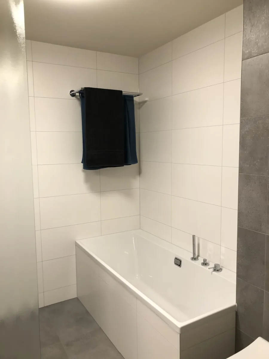 Badkamer met bamboe houten maatwerk meubel – modern stijl – Veenendaal (foto 10)