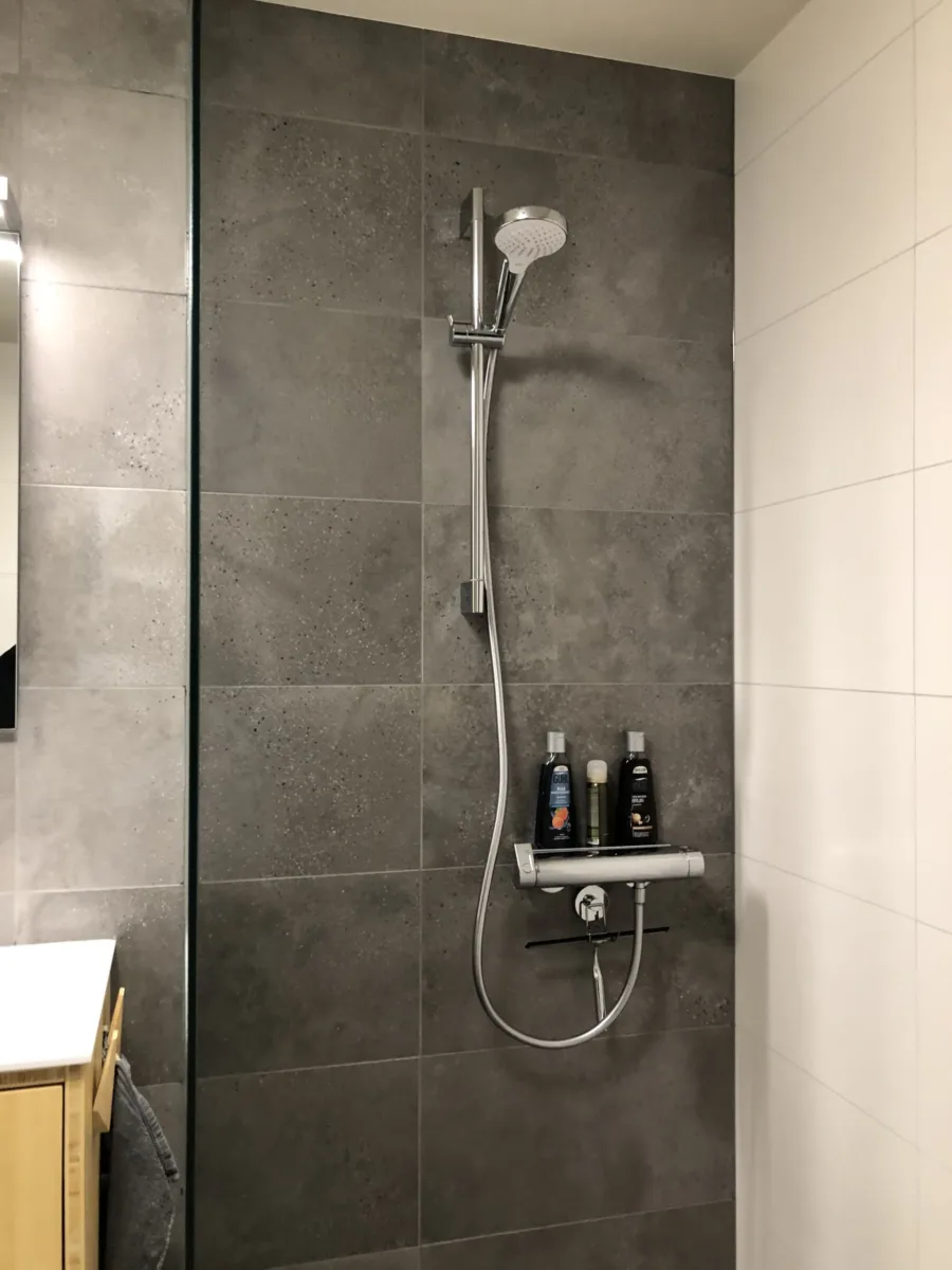 Badkamer met bamboe houten maatwerk meubel – modern stijl – Veenendaal (foto 7)