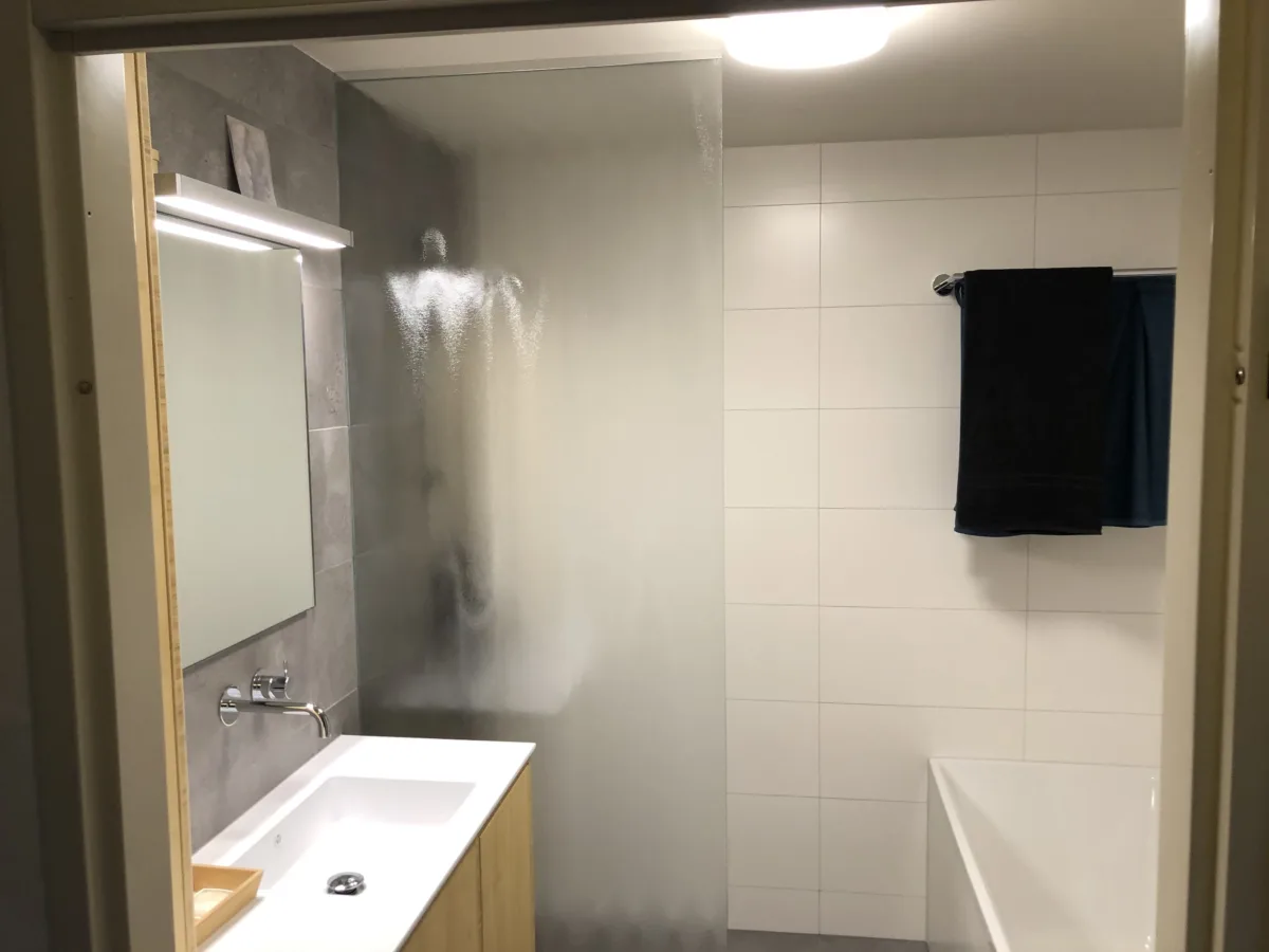 Badkamer met bamboe houten maatwerk meubel – modern stijl – Veenendaal (foto 2)