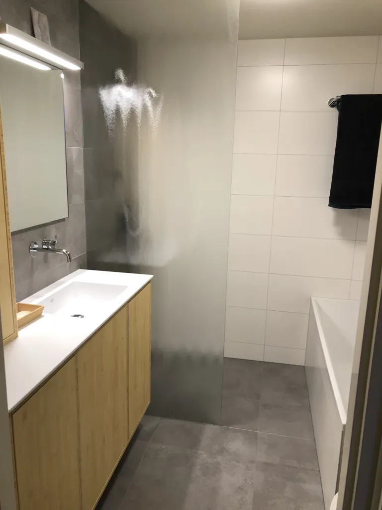 Badkamer met bamboe houten maatwerk meubel – modern stijl – Veenendaal