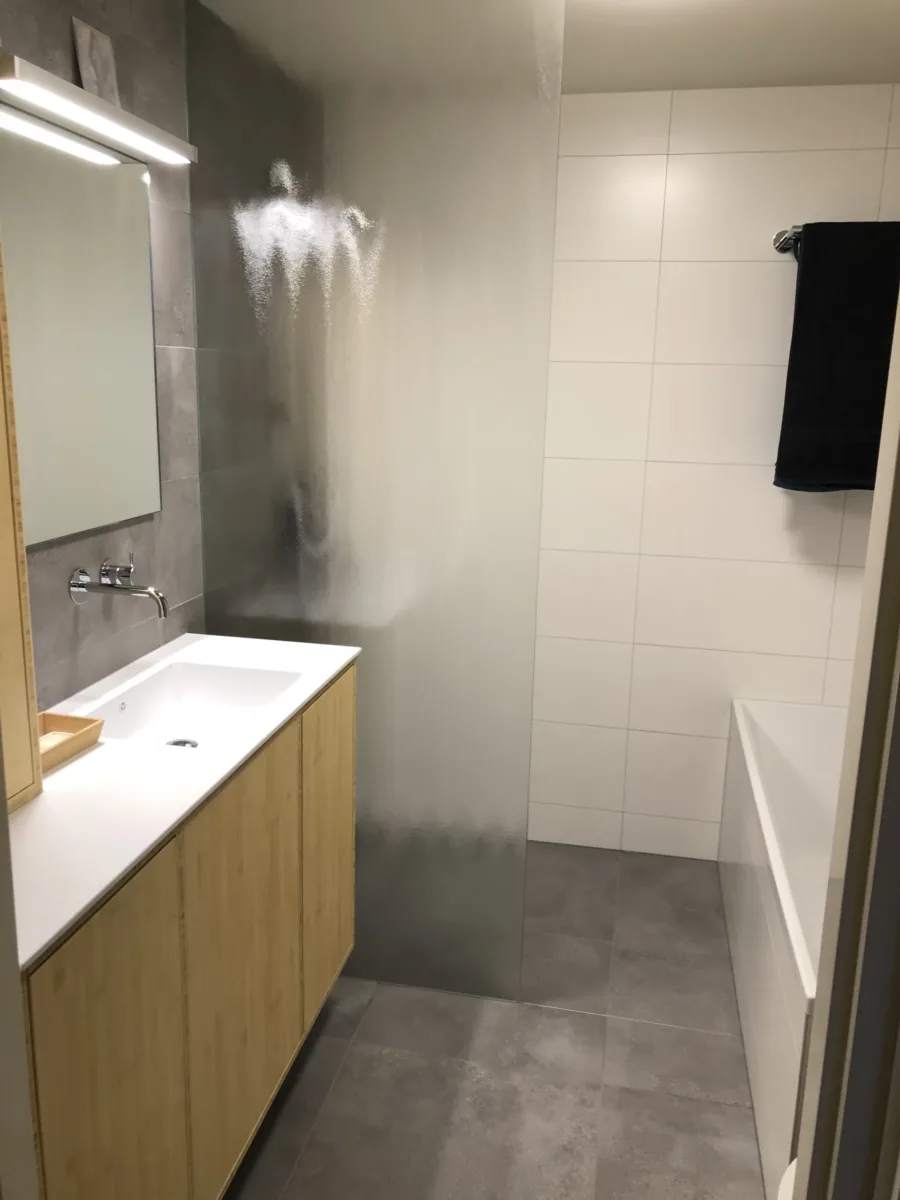 Badkamer met bamboe houten maatwerk meubel – modern stijl – Veenendaal