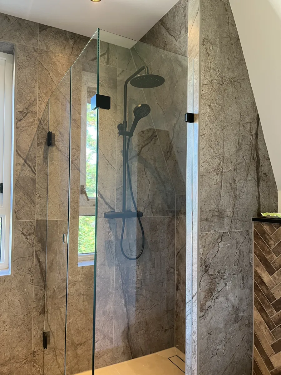 Badkamer visgraat- tegel- stucwerkcombinatie, douche onder schuine zijde – mozaïek – visgraat stijl – Rhenen (foto 20)