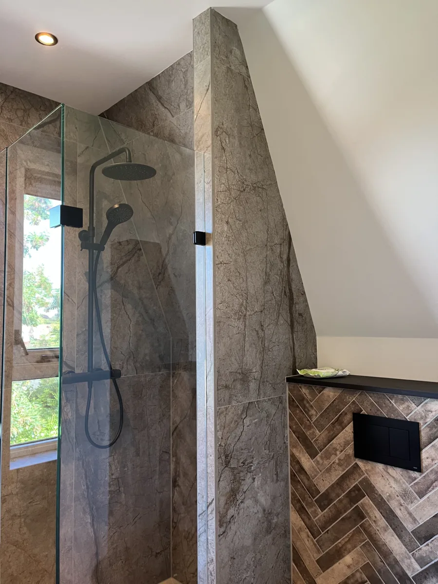Badkamer visgraat- tegel- stucwerkcombinatie, douche onder schuine zijde – mozaïek – visgraat stijl – Rhenen (foto 19)