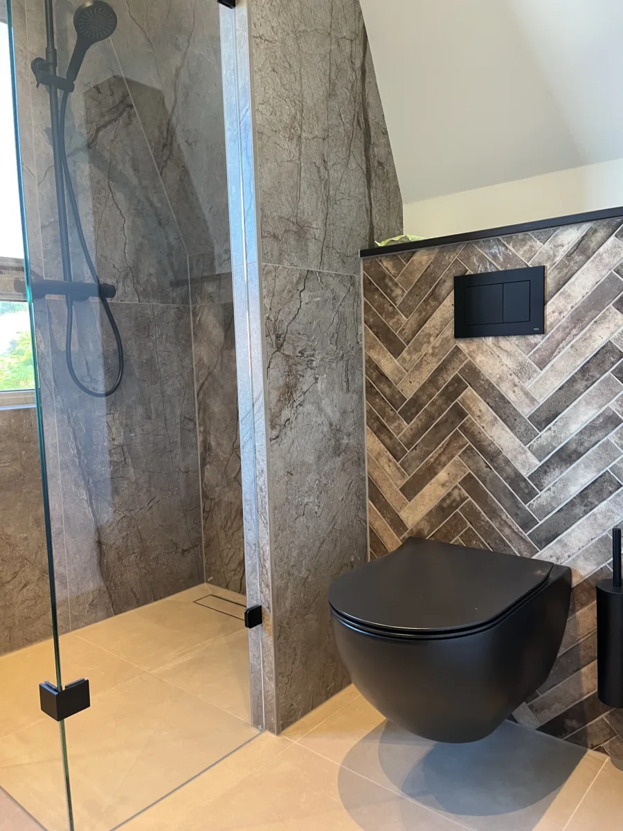 Badkamer visgraat- tegel- stucwerkcombinatie, douche onder schuine zijde – mozaïek – visgraat stijl – Rhenen (foto 18)