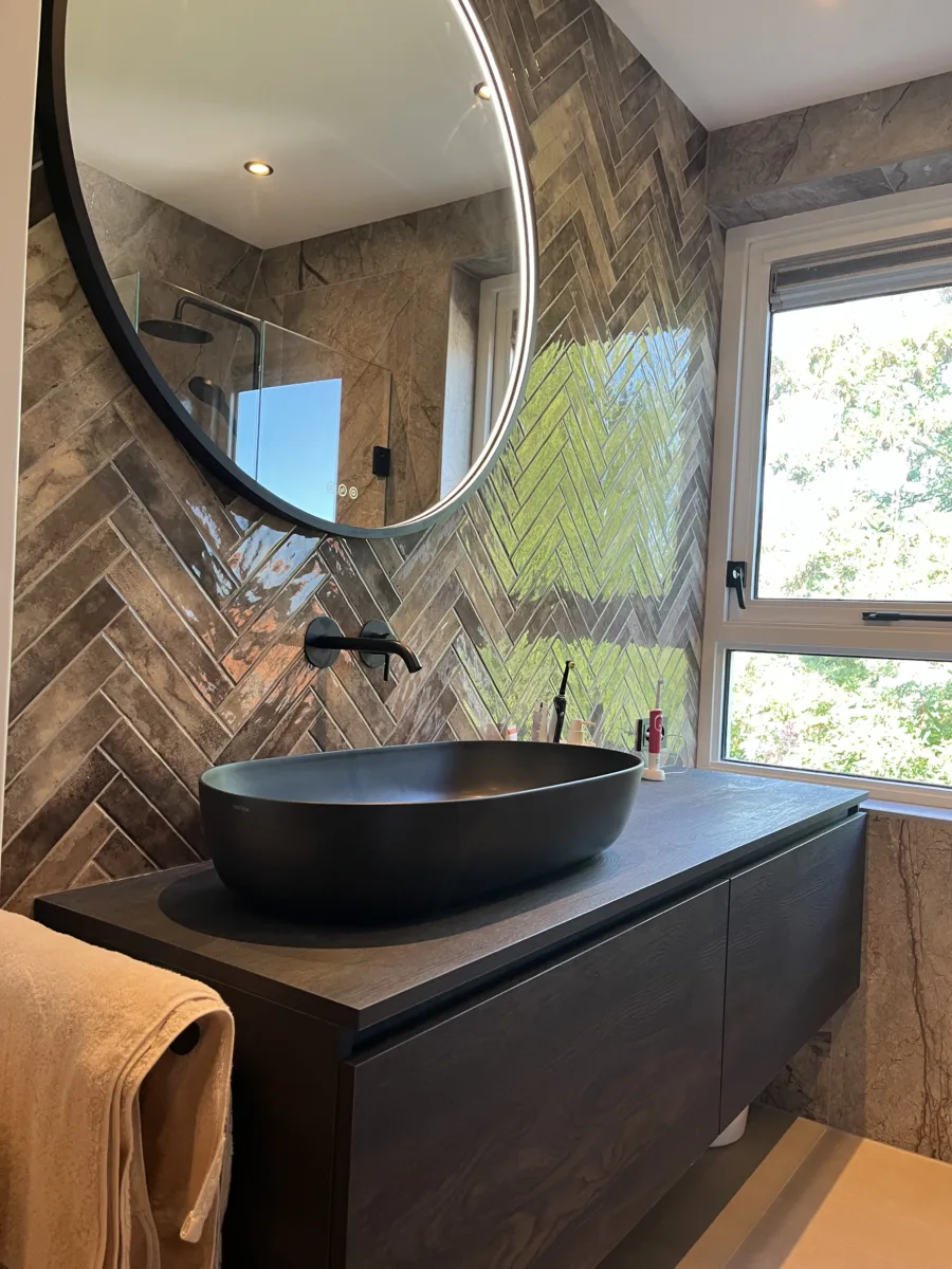 Badkamer visgraat- tegel- stucwerkcombinatie, douche onder schuine zijde – mozaïek – visgraat stijl – Rhenen (foto 17)