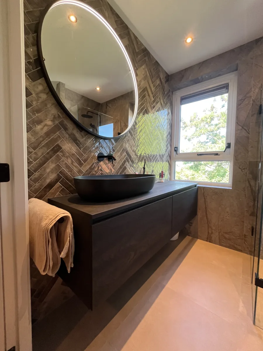 Badkamer visgraat- tegel- stucwerkcombinatie, douche onder schuine zijde – mozaïek – visgraat stijl – Rhenen (foto 16)