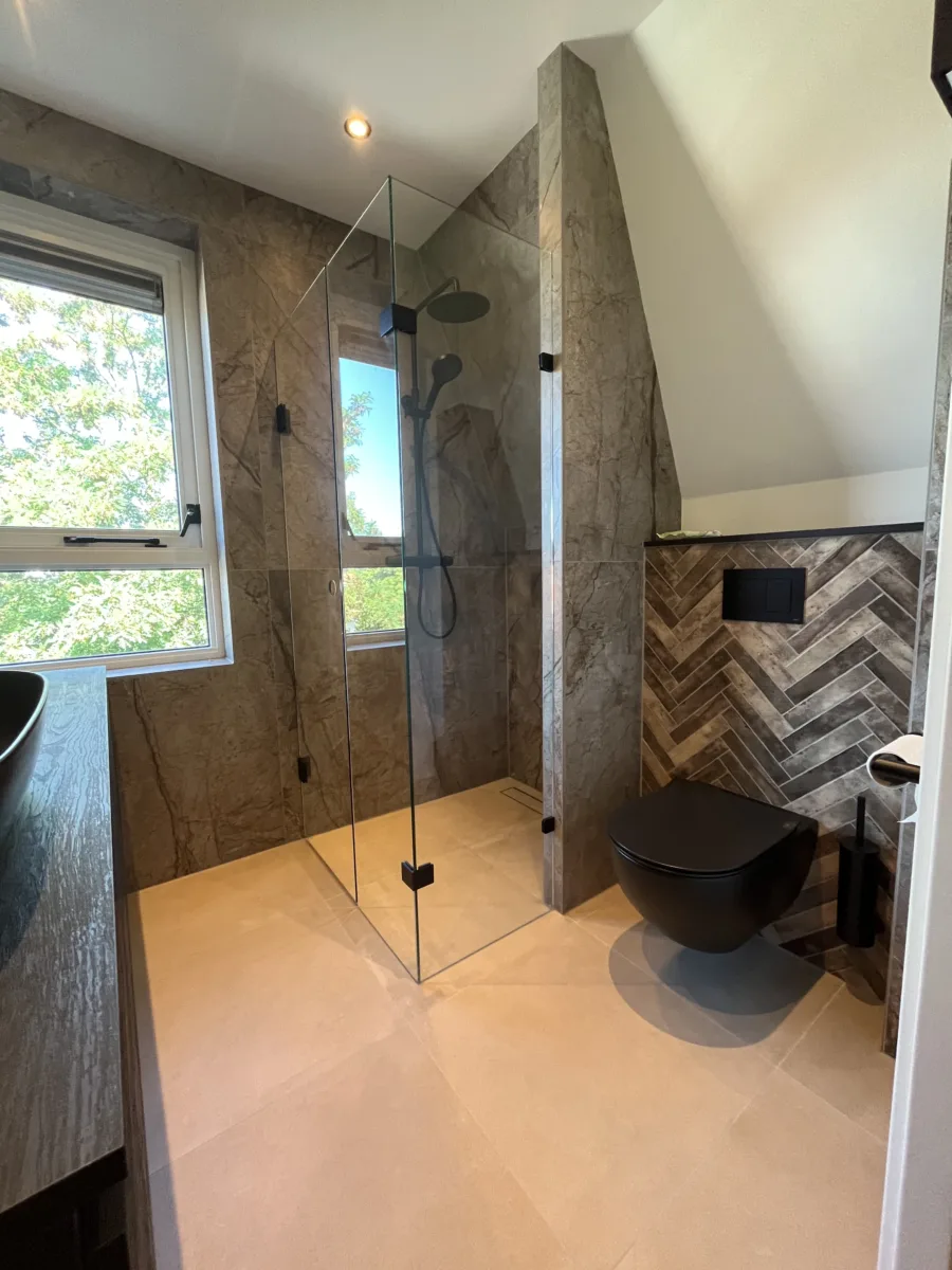 Badkamer visgraat- tegel- stucwerkcombinatie, douche onder schuine zijde – mozaïek – visgraat stijl – Rhenen (foto 15)