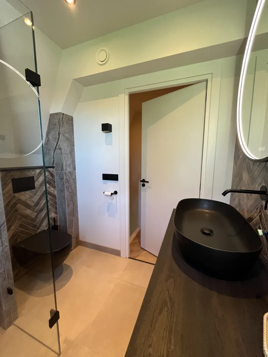 Badkamer visgraat- tegel- stucwerkcombinatie, douche onder schuine zijde – mozaïek – visgraat stijl – Rhenen (foto 4)