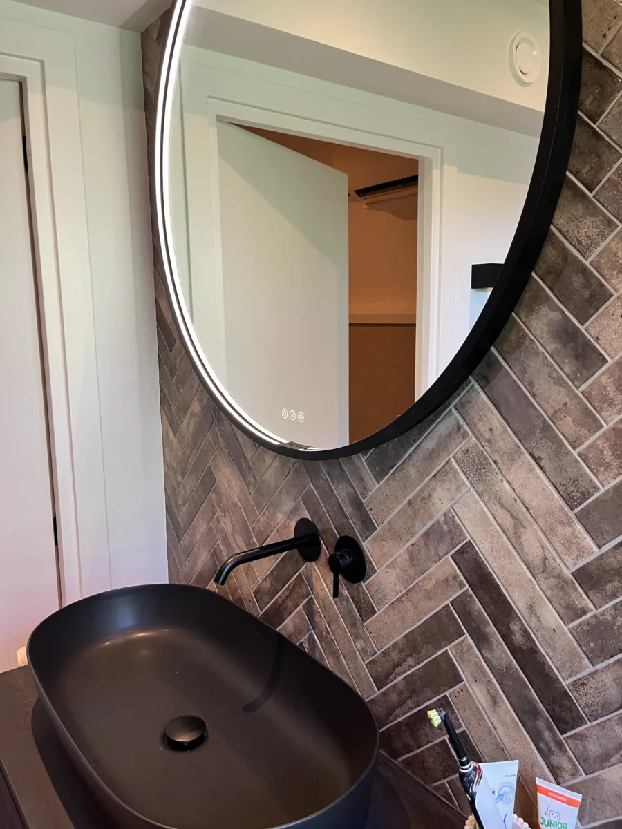 Badkamer visgraat- tegel- stucwerkcombinatie, douche onder schuine zijde – mozaïek – visgraat stijl – Rhenen (foto 14)