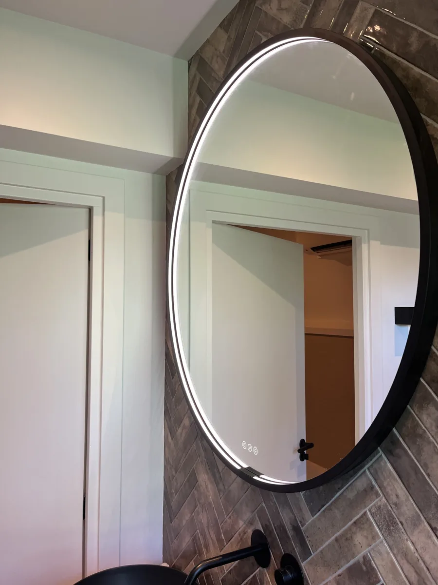 Badkamer visgraat- tegel- stucwerkcombinatie, douche onder schuine zijde – mozaïek – visgraat stijl – Rhenen (foto 13)