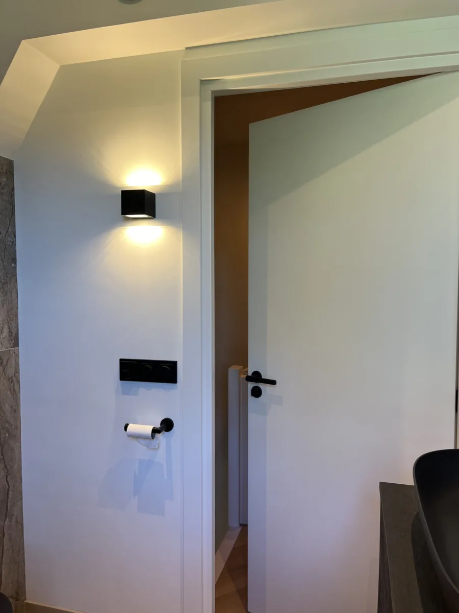Badkamer visgraat- tegel- stucwerkcombinatie, douche onder schuine zijde – mozaïek – visgraat stijl – Rhenen (foto 9)