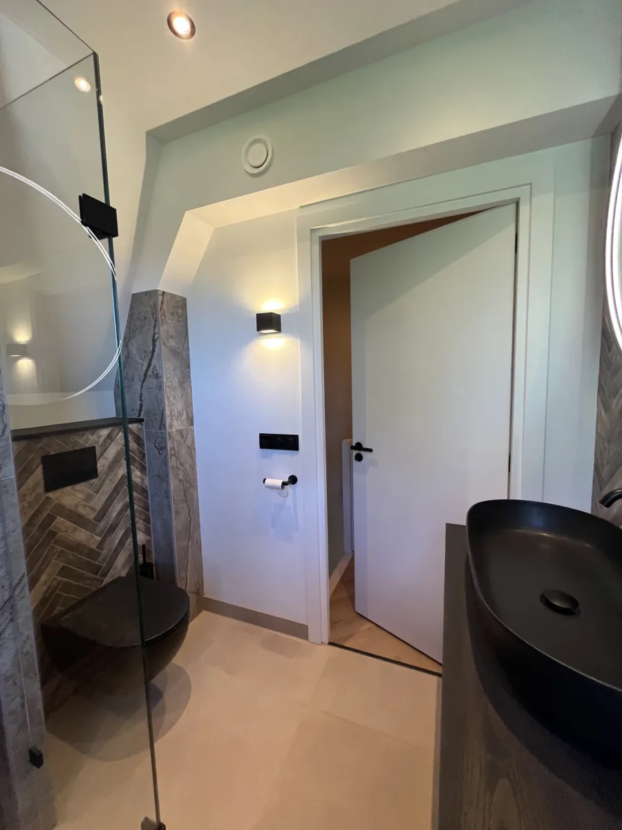 Badkamer visgraat- tegel- stucwerkcombinatie, douche onder schuine zijde – mozaïek – visgraat stijl – Rhenen (foto 8)