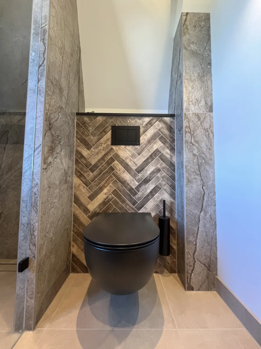 Badkamer visgraat- tegel- stucwerkcombinatie, douche onder schuine zijde – mozaïek – visgraat stijl – Rhenen (foto 5)