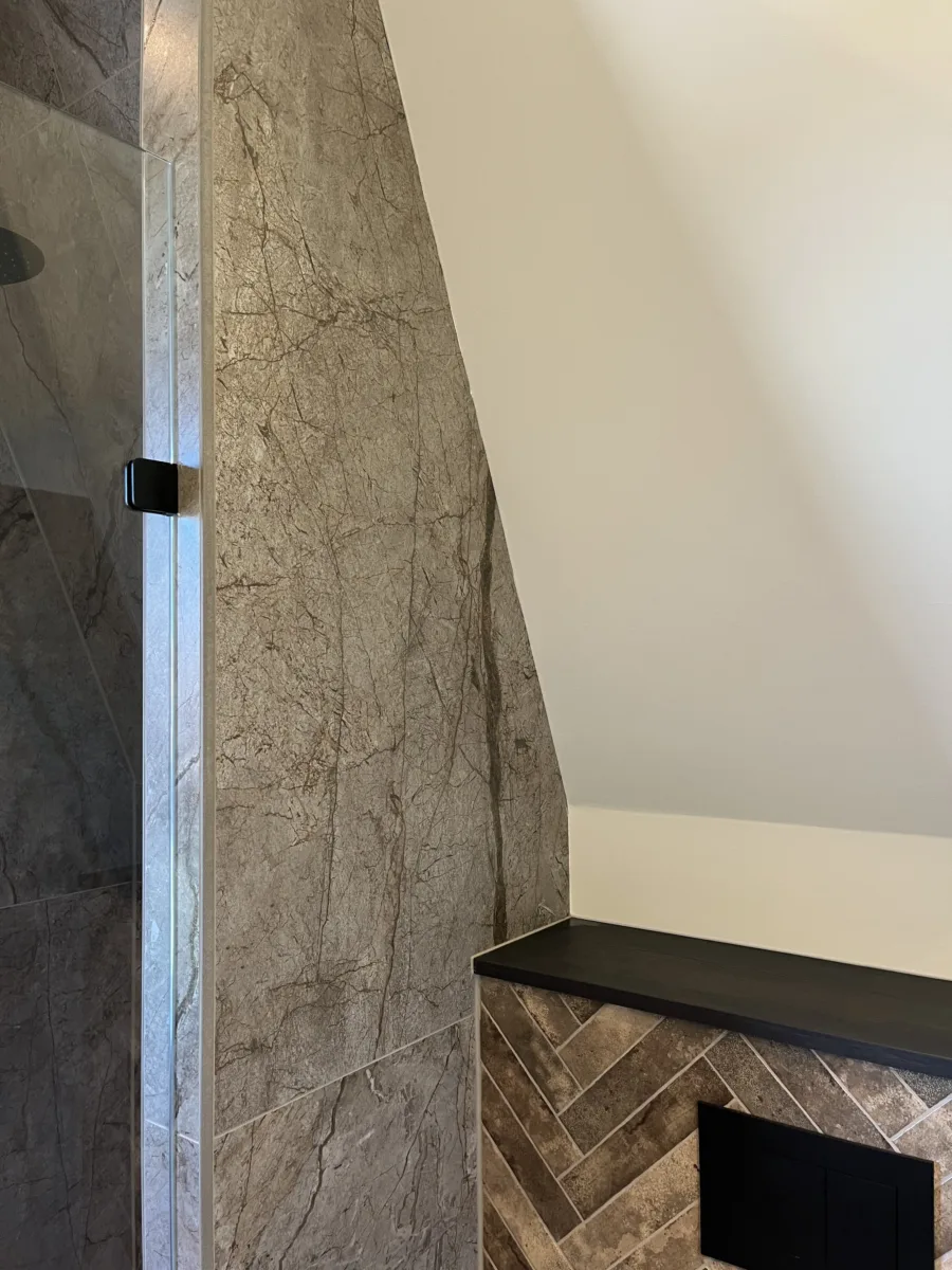 Badkamer visgraat- tegel- stucwerkcombinatie, douche onder schuine zijde – mozaïek – visgraat stijl – Rhenen (foto 10)