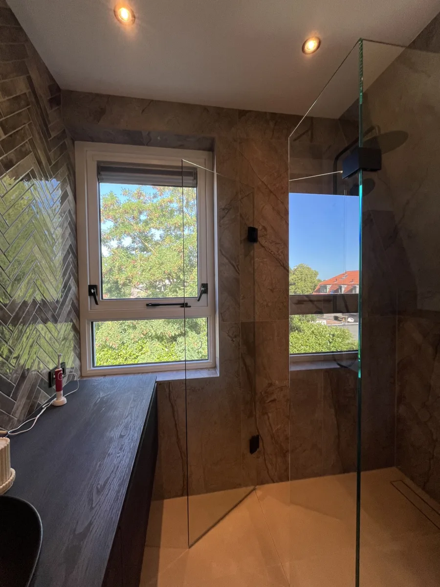 Badkamer visgraat- tegel- stucwerkcombinatie, douche onder schuine zijde – mozaïek – visgraat stijl – Rhenen (foto 11)