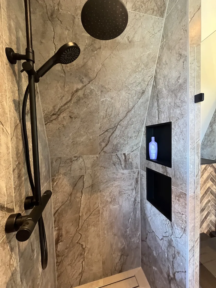 Badkamer visgraat- tegel- stucwerkcombinatie, douche onder schuine zijde – mozaïek – visgraat stijl – Rhenen (foto 12)