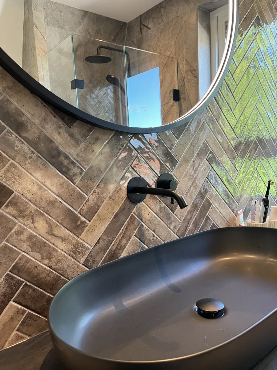 Badkamer visgraat- tegel- stucwerkcombinatie, douche onder schuine zijde – mozaïek – visgraat stijl – Rhenen (foto 6)