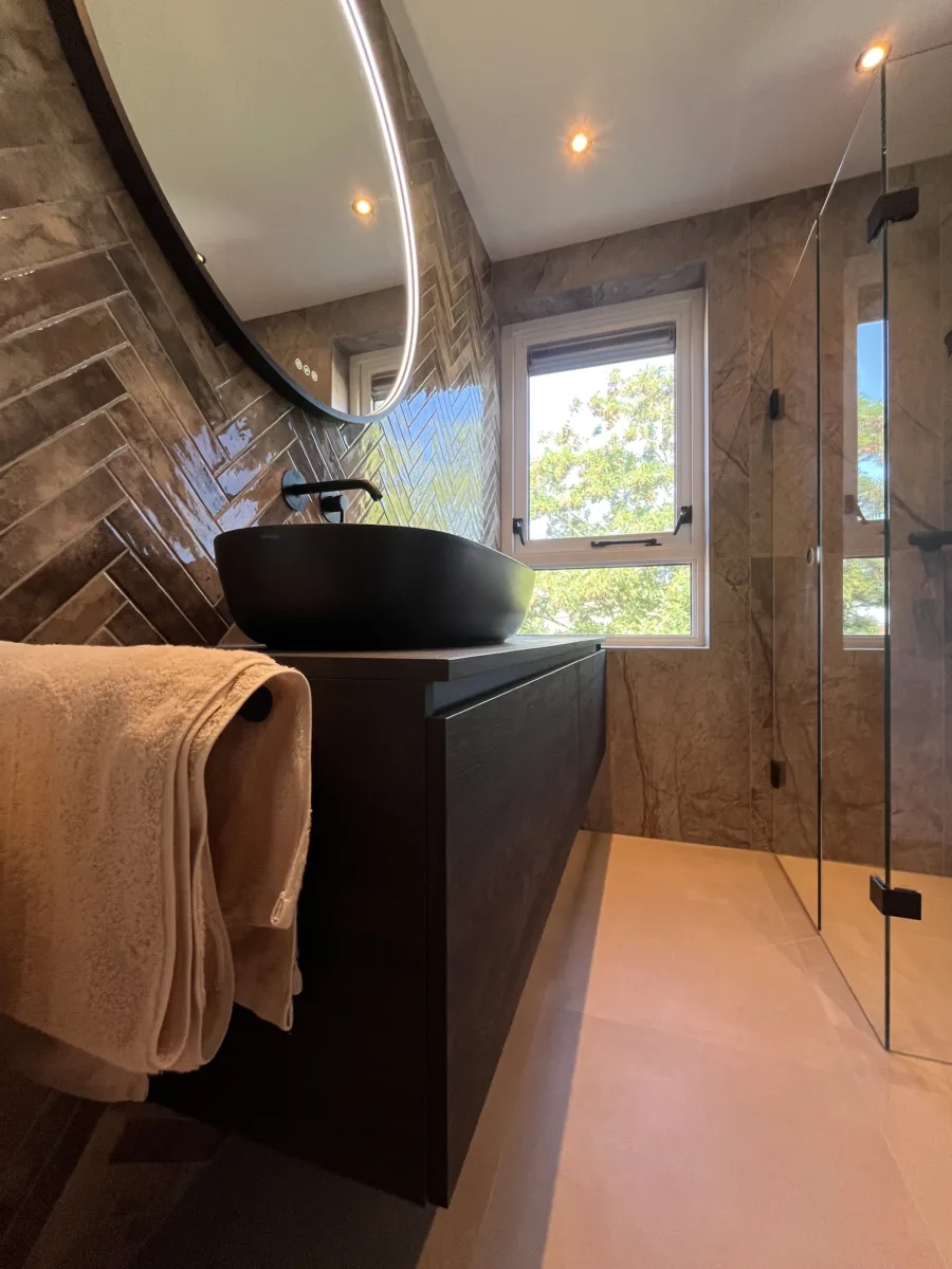 Badkamer visgraat- tegel- stucwerkcombinatie, douche onder schuine zijde – mozaïek – visgraat stijl – Rhenen (foto 2)