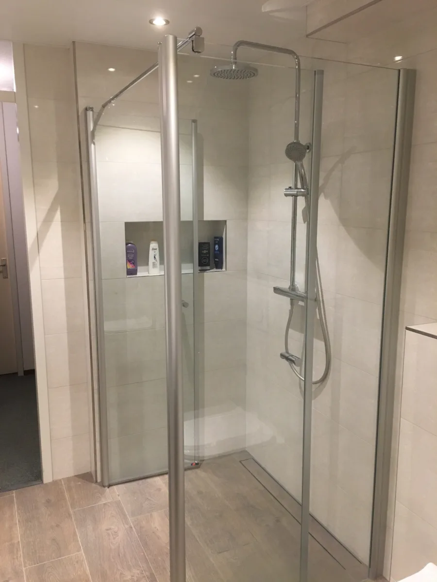 Badkamer renovatie (voor-na foto’s) – basis stijl – Ede (foto 2)
