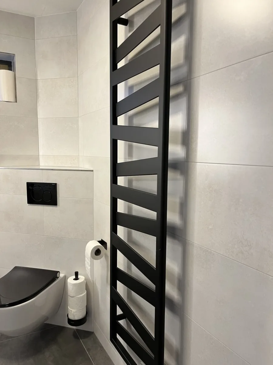 Badkamer met zwart keramische meubel wastafel – modern stijl – Veenendaal (foto 12)