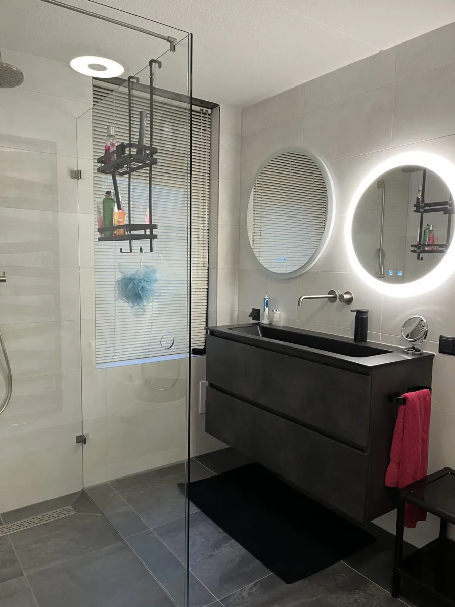 Badkamer met zwart keramische meubel wastafel – modern stijl – Veenendaal (foto 11)