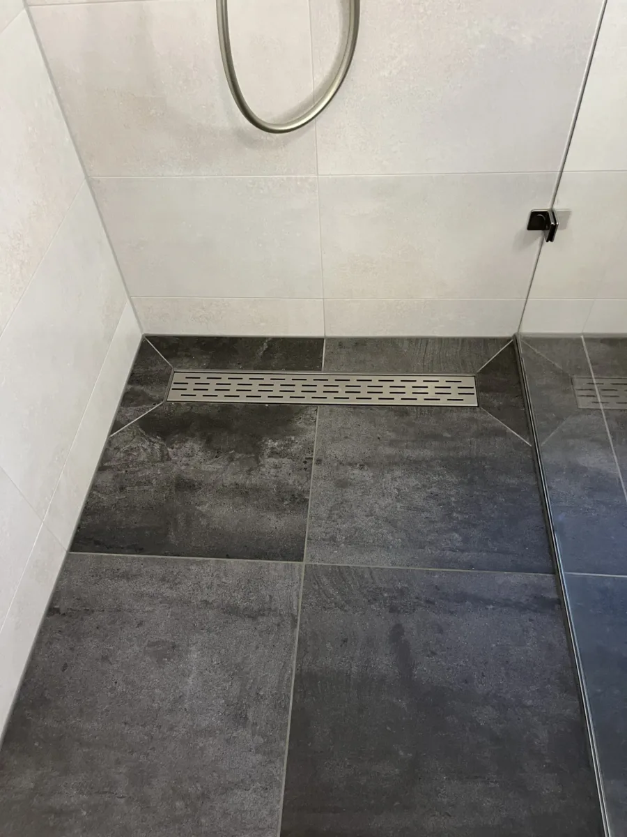 Badkamer met zwart keramische meubel wastafel – modern stijl – Veenendaal (foto 8)