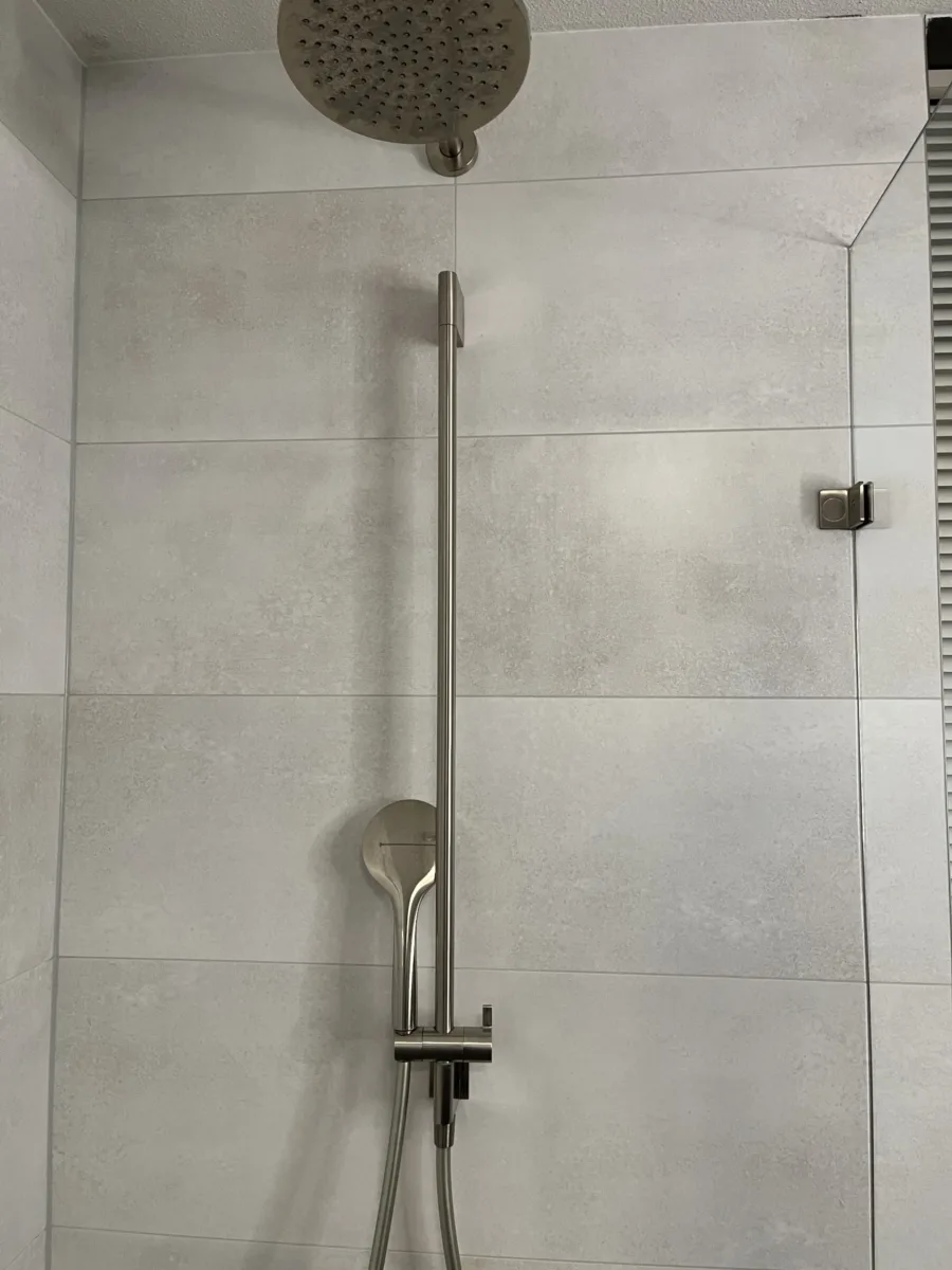 Badkamer met zwart keramische meubel wastafel – modern stijl – Veenendaal (foto 10)