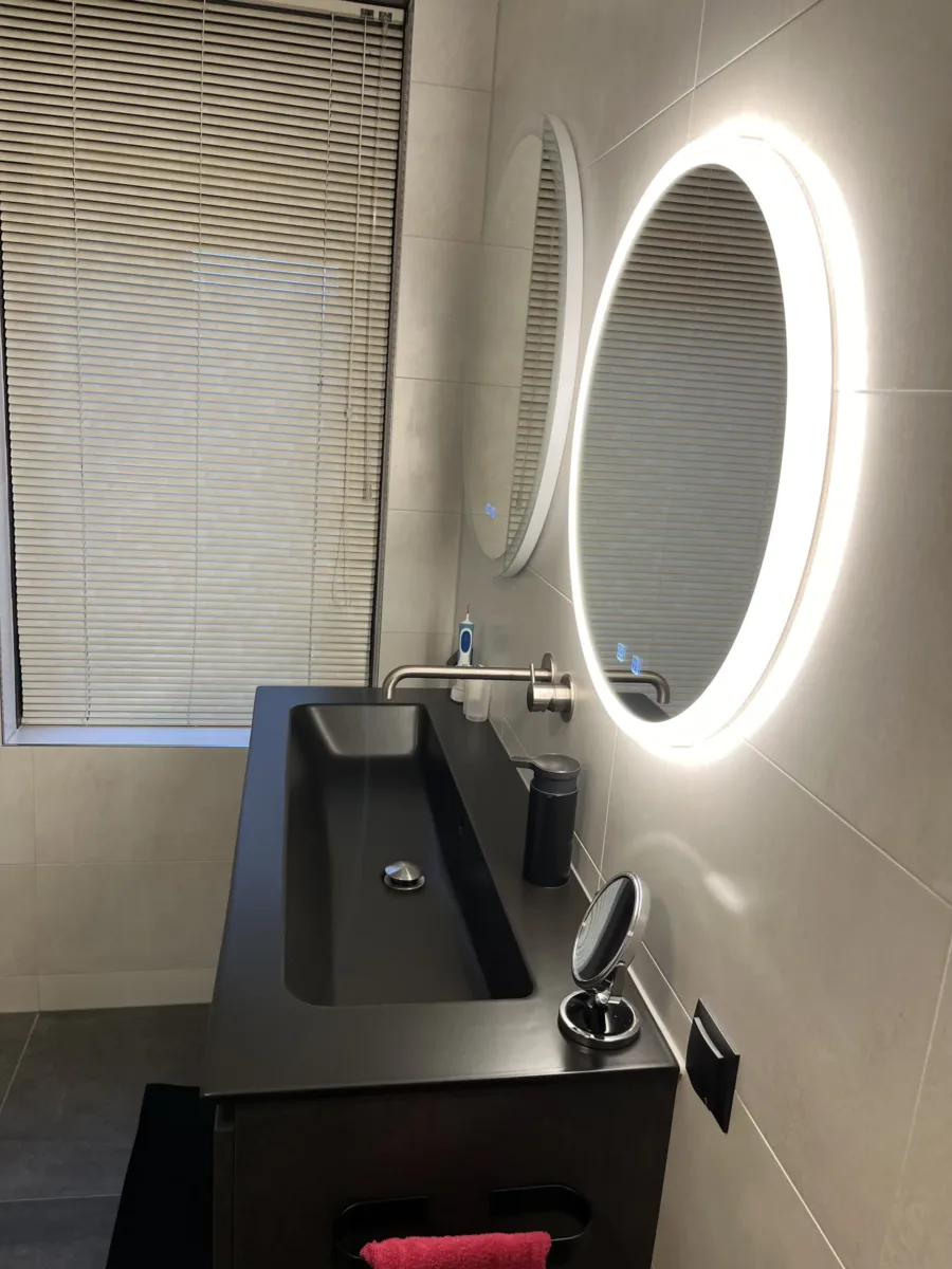 Badkamer met zwart keramische meubel wastafel – modern stijl – Veenendaal (foto 4)