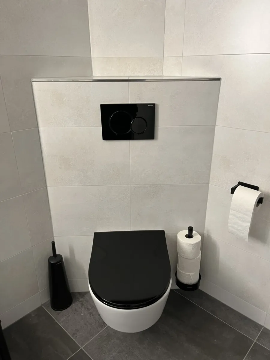 Badkamer met zwart keramische meubel wastafel – modern stijl – Veenendaal (foto 13)