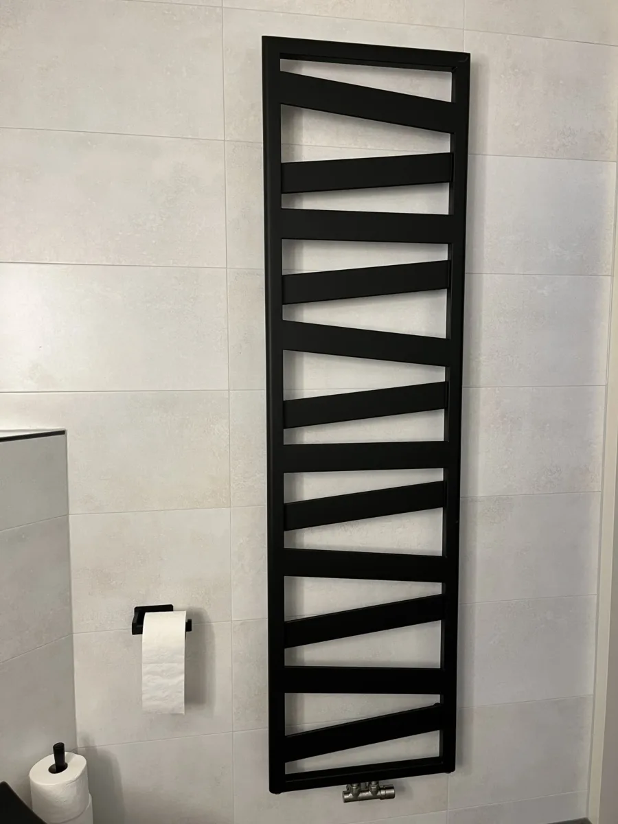 Badkamer met zwart keramische meubel wastafel – modern stijl – Veenendaal (foto 9)
