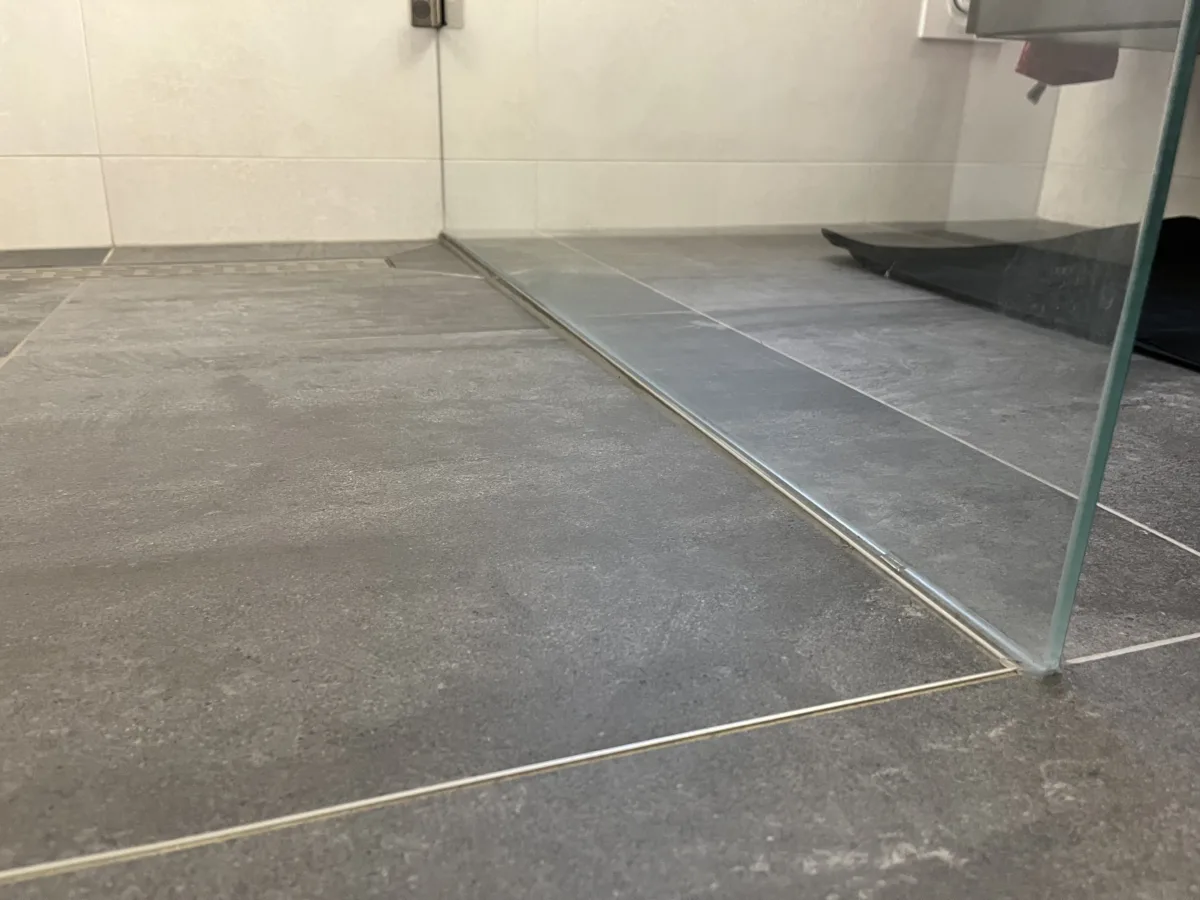 Badkamer met zwart keramische meubel wastafel – modern stijl – Veenendaal (foto 7)