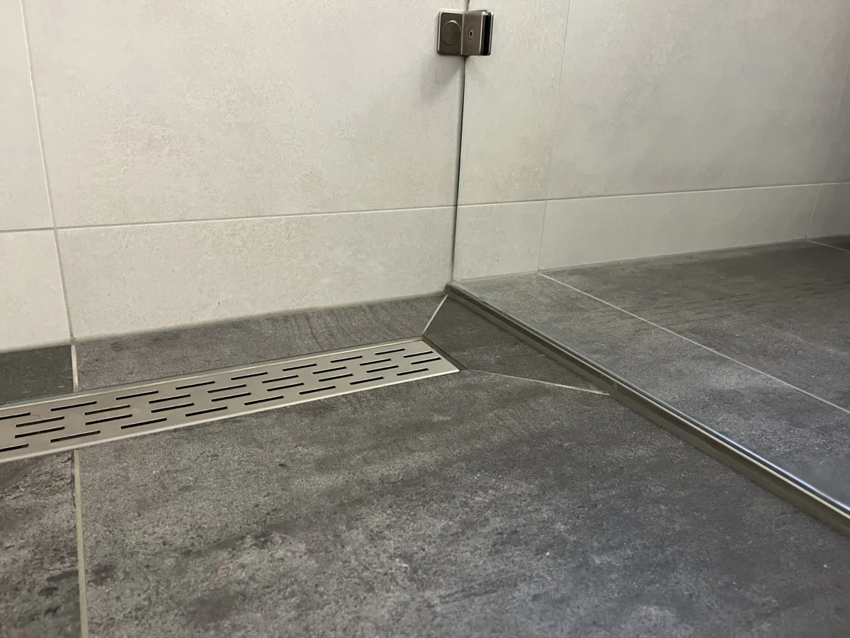 Badkamer met zwart keramische meubel wastafel – modern stijl – Veenendaal (foto 6)