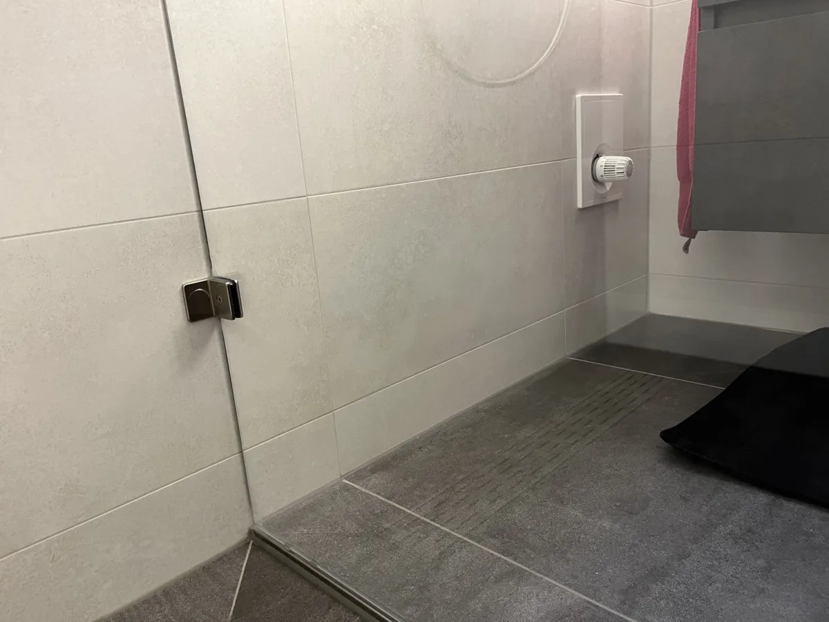 Badkamer met zwart keramische meubel wastafel – modern stijl – Veenendaal (foto 5)