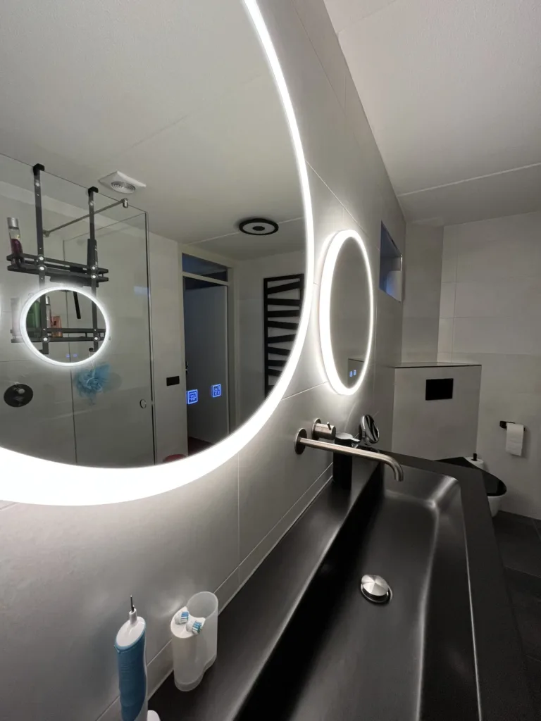 Badkamer met zwart keramische meubel wastafel – modern stijl – Veenendaal