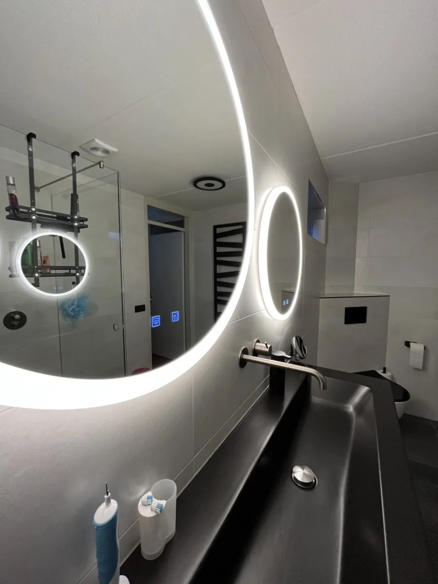 Badkamer met zwart keramische meubel wastafel – modern stijl – Veenendaal