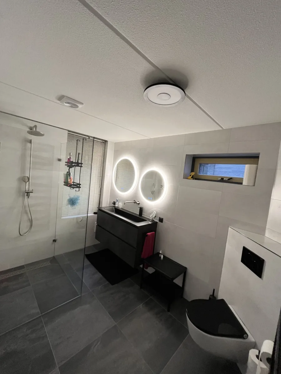 Badkamer met zwart keramische meubel wastafel – modern stijl – Veenendaal (foto 14)