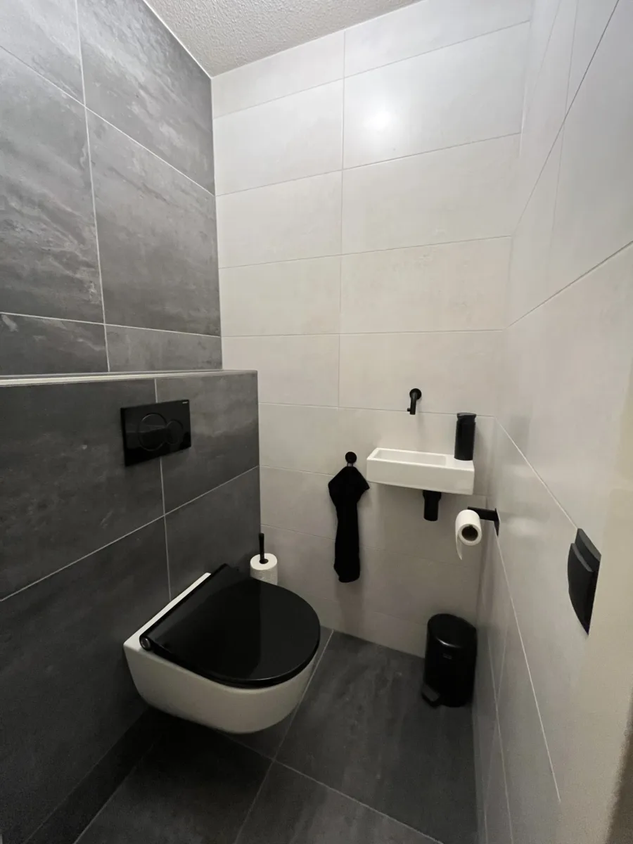 Toiletruimte black&white – modern stijl – Veenendaal (foto 3)