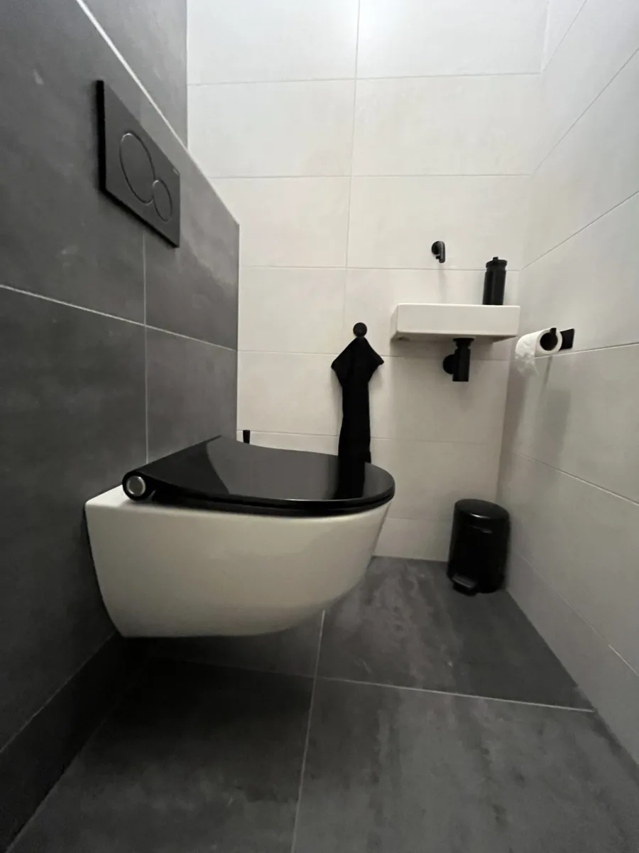 Toiletruimte black&white – modern stijl – Veenendaal (foto 2)