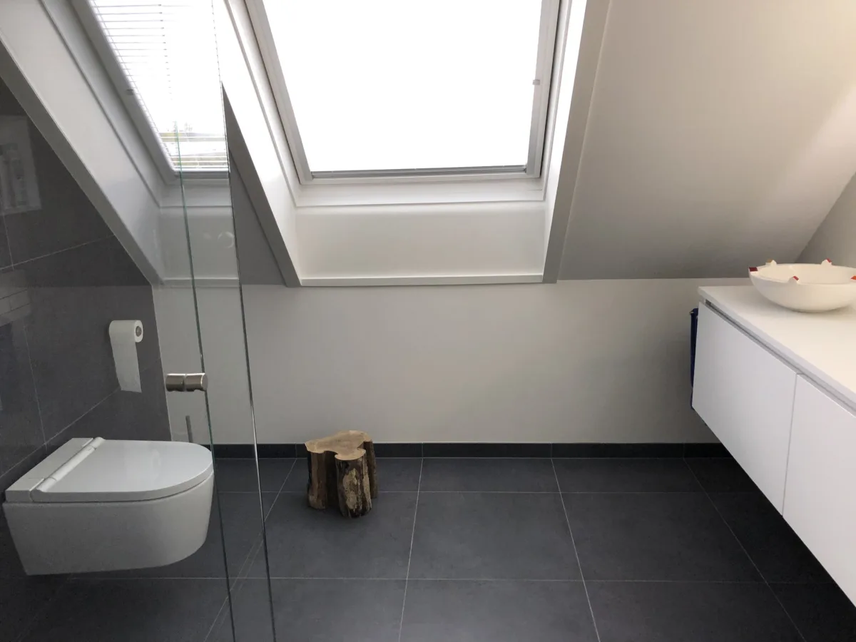 Badkamer met luxe rvs Vola kranen – modern stijl – Lienden (foto 11)