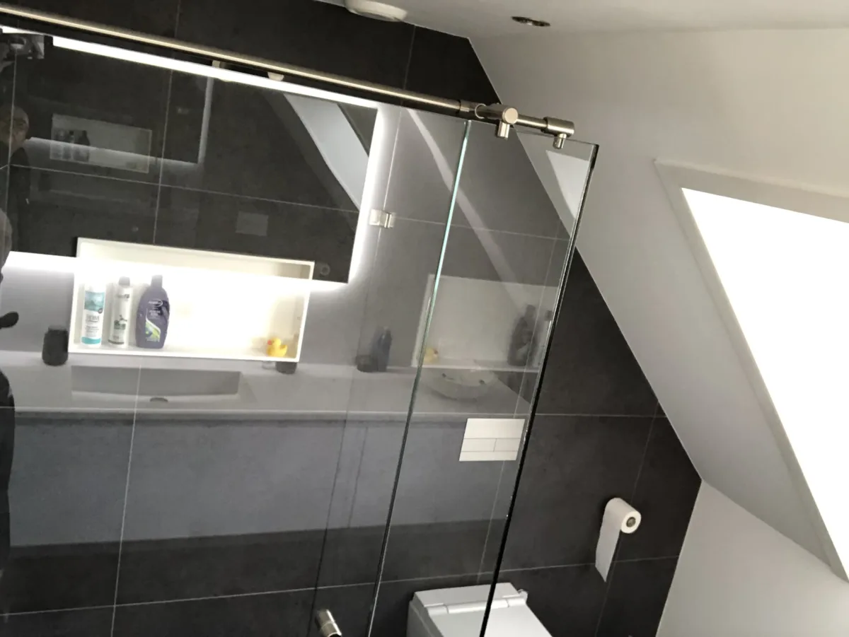 Badkamer met luxe rvs Vola kranen – modern stijl – Lienden (foto 10)