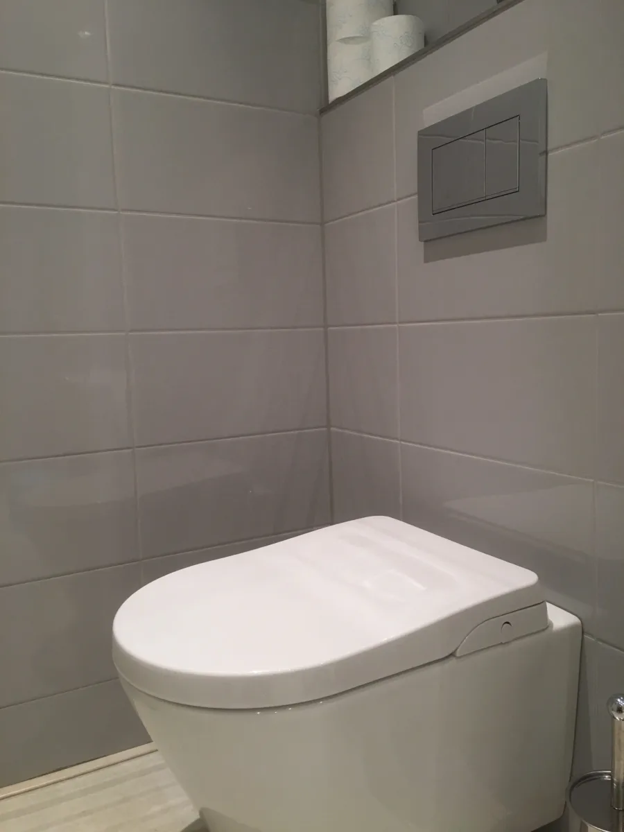 Badkamer met inloopbad-douche (bad met deur) – badkamers met hout stijl – Doorwerth (foto 9)
