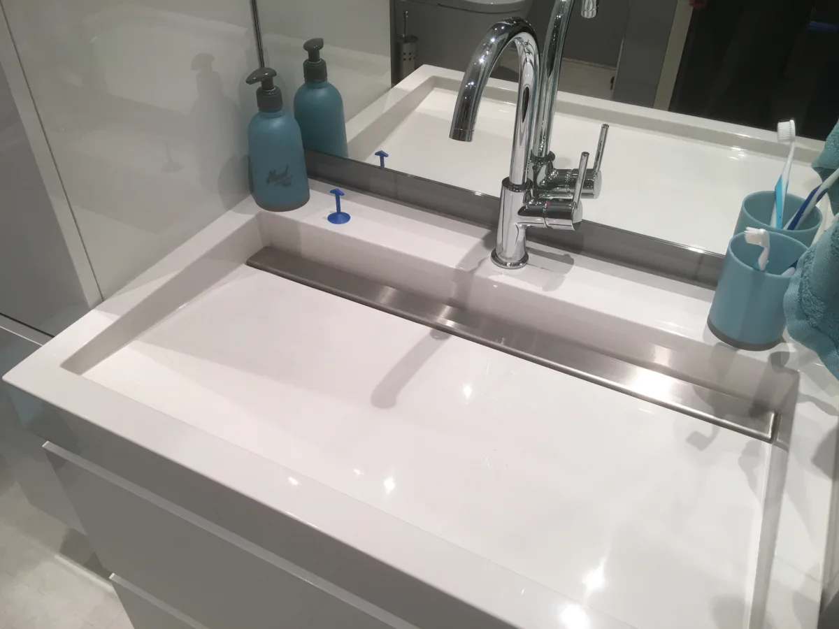Badkamer met inloopbad-douche (bad met deur) – badkamers met hout stijl – Doorwerth (foto 3)