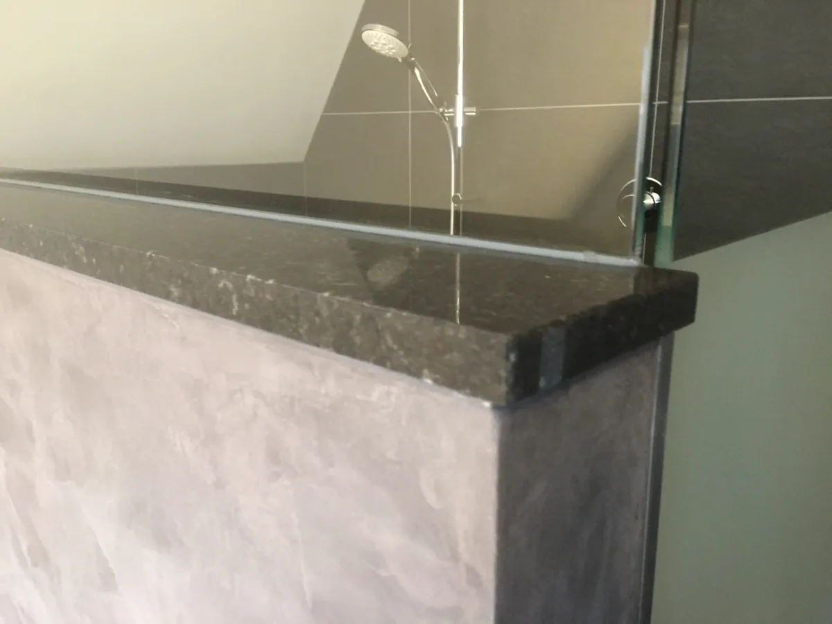 Royale sfeervolle badkamers – mozaïek – visgraat stijl – Alphen ad. Rijn (foto 14)